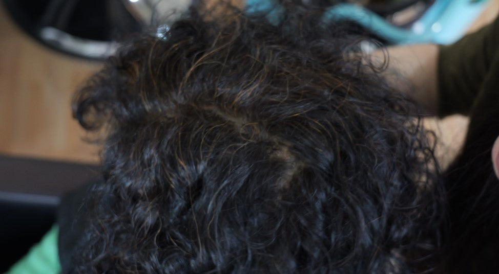 El cobre natural: el tono ideal para cubrir canas sin endurecer el rostro