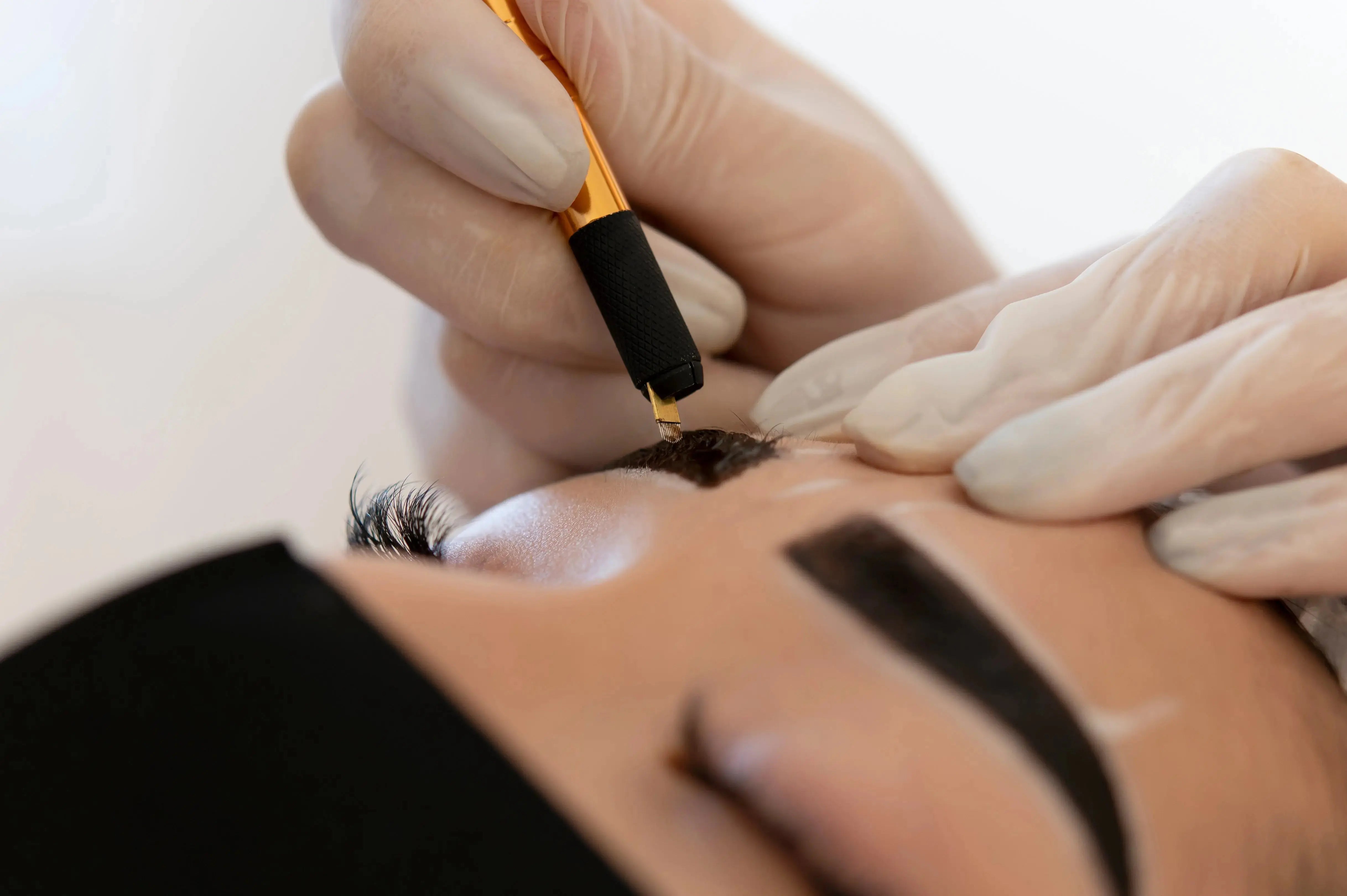Tinte de cejas con HENNA: todo lo que necesitas saber Radhe Shyam