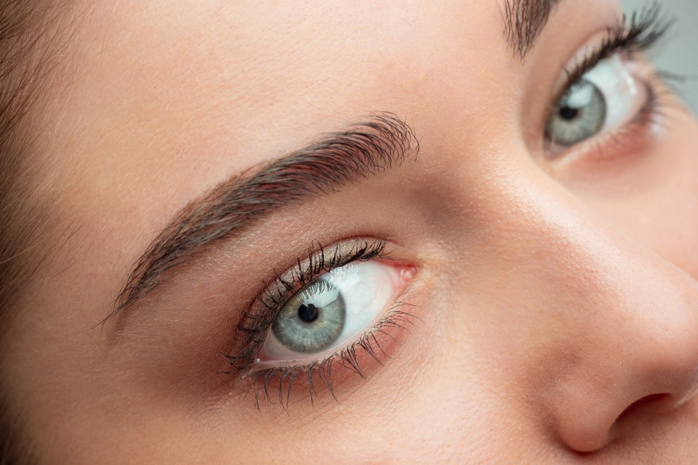 Cómo teñir las cejas con henna