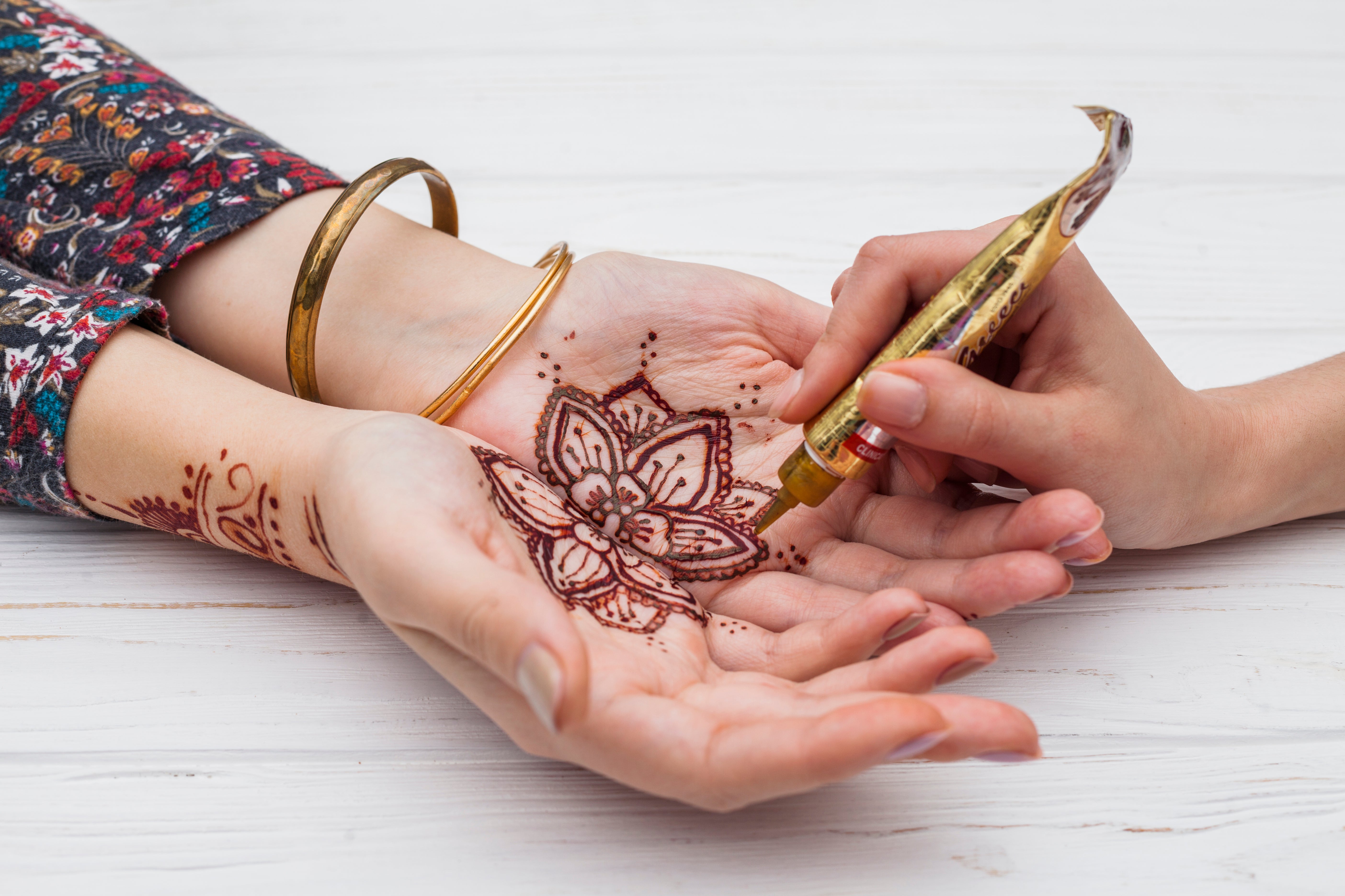 Tatuajes-temporales-con-henna-Arte-natural-para-tu-piel Radhe Shyam